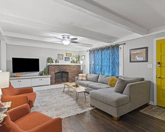 Waldo Ranch With Garage & Fenced in Yard! - 堪萨斯城 - 客厅