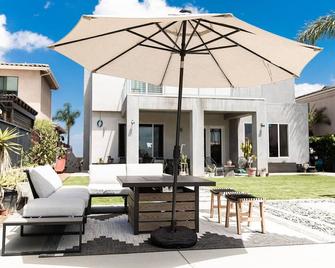 Modern Hilltop Retreat: Spacious, Beautiful Views, Indoor + Outdoor Entertaining - 圣地亚哥 - 露台