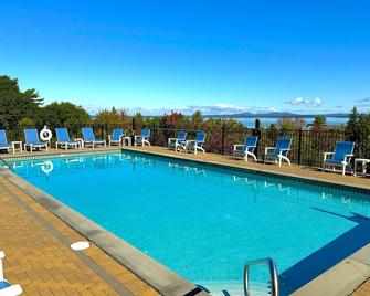Atlantic Eyrie Lodge - 巴港 - 游泳池