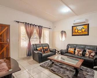 Wood Road Guest Lodge - 维多利亚瀑布城 - 客厅
