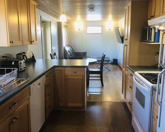 Midnight Sun Vacation Home - 怀特霍斯 - 厨房