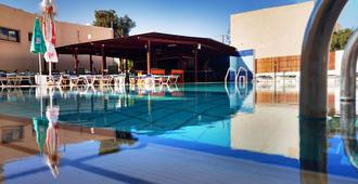 弗洛拉公寓酒店 - 圣纳帕 - 游泳池