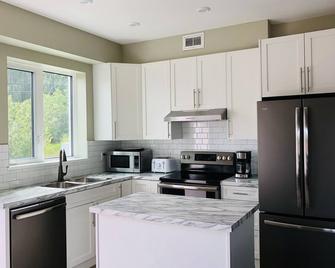 Downtown Whitehorse Deluxe 2 Bedroom Condo - 怀特霍斯 - 厨房