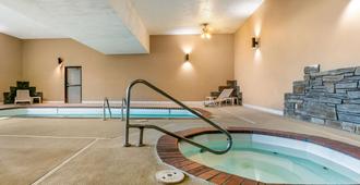 达科他州松树汽车旅馆 - 拉皮德城 - 游泳池