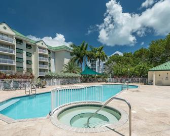 Peaceful 2 BR Condo with All Amenities - 基韦斯特 - 游泳池