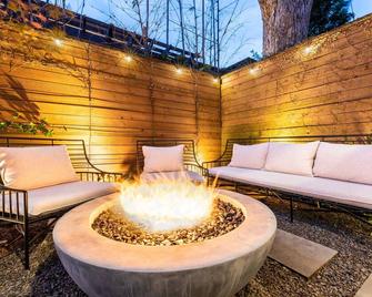 River Oaks Hideaway! Indoor Garden, Fountain, eBikes, Mid&Short Term Rental - 休斯顿 - 露台