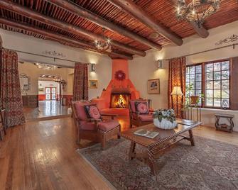 Blue Sky Bed & Breakfast at the historic San Geronimo Lodge is 18 bdr property - 陶斯 - 客厅