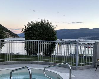Okanagan Lakeside resort living! Pools, lake, beaches and sun! - 弗农 - 阳台