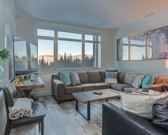 Fully Renovated Ski-in/out Loft with Private Hot Tub! - 戈尔登 - 客厅