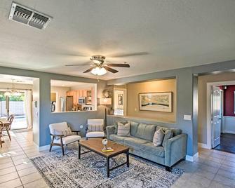 Chic Home w/ Patio & Pool - 12 Mi to Dtwn Phoenix! - 凤凰城 - 客厅