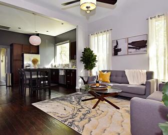 Hot Tub | Private Parking | Fiber Internet | Pets - 圣安东尼奥 - 客厅