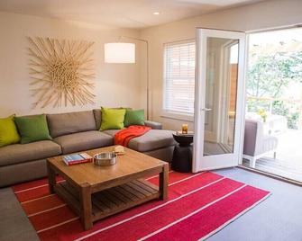 Brand New Waterfront - Chic & Sophisticated Unit # 704 - 蒙托克 - 客厅