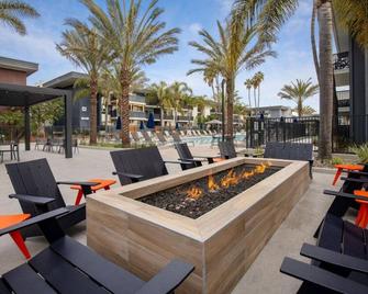 4 Beds Home In Newport Beach With Heated Jacuzzi, Pool, Ac, Gym And Pickleball Courts - 纽波特海滩 - 露台