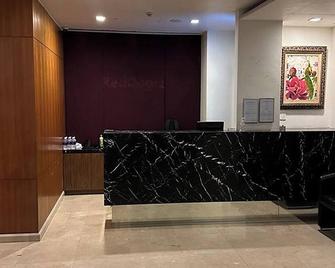 新加坡马里士他皇廷酒店 - 新加坡 - 柜台