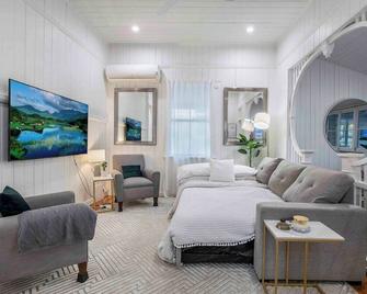 Milton Top Floor 4Bd- 300m to Suncorp Stadium - 布里斯班 - 客厅