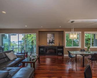 Luxury Penthouse Downtown Nanaimo - 纳奈莫 - 客厅