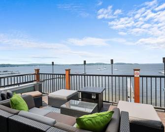 Newly Renovated Townhome w/ Hot tub, Private Beach & Dock. Pet-friendly! - 科尔切斯特 - 阳台