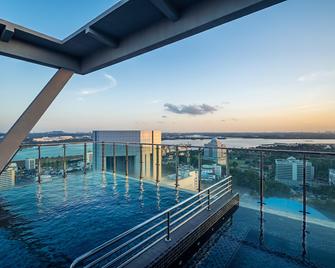 假日酒店新山城市中心 by IHG - 柔佛巴鲁 - 游泳池
