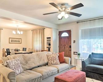 'Fragola House' - Family-Friendly Getaway! - Southhampton - 客厅