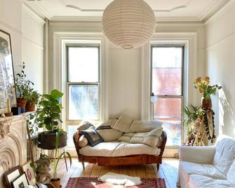 Classic Brownstone with modern amenities in heart of historic Brooklyn - 布鲁克林 - 客厅