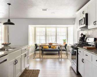 Cozy mid-century rambler - Short drive to the Alamo & River Walk! - 圣安东尼奥 - 厨房