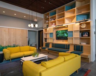 Sunny West Loop 1BR w/ Pool, Coworking & Gym, 1 block to L, by Blueground - 芝加哥 - 休息厅