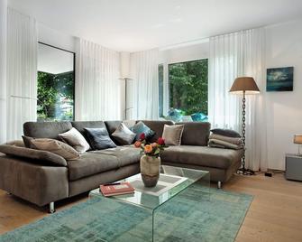 Annette's Luxuswohnung am Stadtpark - 腓特烈港 - 客厅