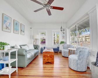 Hibiscus House Bed & Breakfast Inn Turtle Room Bed-Ada - 迈尔斯堡 - 客厅