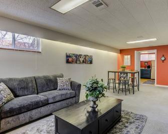 Charming garden level suite with private entrance - 丹佛 - 客厅