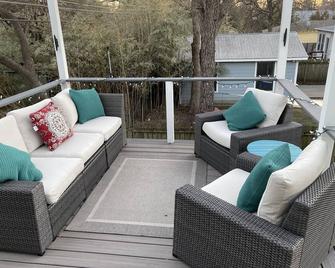 Private treetop loft, walk to UT Campus, Stadium, St Davis hospital & downtown - 奥斯汀 - 阳台