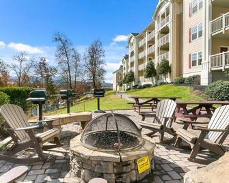 Family-Friendly Condo w/ Resort Indoor & Outdoor Pools, 3 Hot Tubs, WiFi & More! - 鸽子谷 - 露台