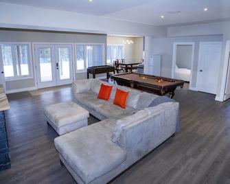 Mountain House in the Heart of Haliburton, Mins to Lake - 哈利伯顿 - 客厅