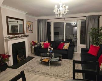 Cozy 3-bedroom terrace house, in a safe and peaceful neighborhood for families. - 都柏林 - 客厅