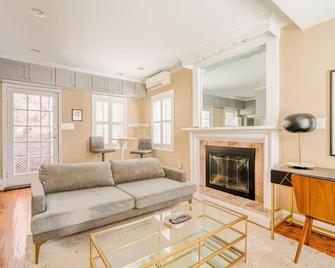 Chic Georgetown 1BR w/ W/D, nr Baseball, Bars & Dining, by Blueground - 华盛顿 - 客厅