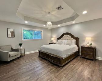 Modern Spacious Home with Pool Table and Projector 10 Min to FQ - 新奥尔良 - 睡房