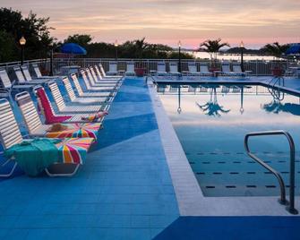 Amazing Bayside Sunset Views! Sunset 309 @coconut Malorie Resort Next To Fagers! - 大洋城 - 游泳池