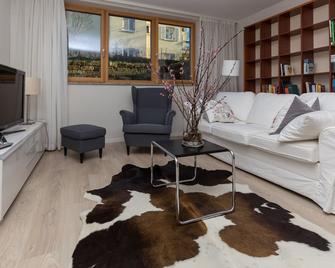 Right on Elberadweg - cozy vacation apartment in Dresden Loschwitz - 德累斯顿 - 客厅