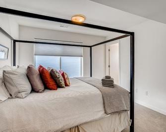 Modern 2 level townhome close to DIA and lightrail - 丹佛 - 睡房