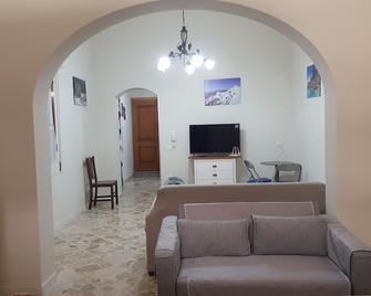 Casa Turismo 'Madonna del Paradiso' - 马扎拉-德尔瓦洛 - 客厅