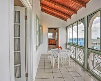 Breezy Charlestown Home, 2 MI From Nevis Beaches - 纽卡斯尔 - 阳台
