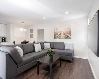Newly Reno D 2 Bdrm Kitsilano - Centrally Located - 温哥华 - 客厅