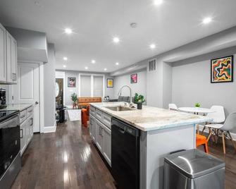 Pet-Friendly 3br DC Home | Free Parking + Backyard + Prime Location - 华盛顿 - 厨房
