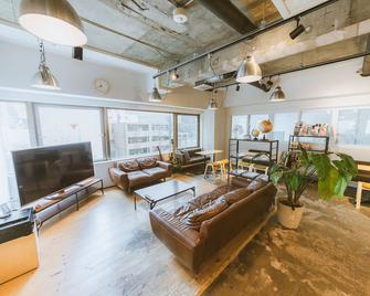 入住札幌酒店 - 札幌 - 客厅