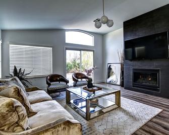 Monthly 1 Story, 3 Bdr Gorgeous Home Summerlin Pet Friendly - 拉斯维加斯 - 客厅