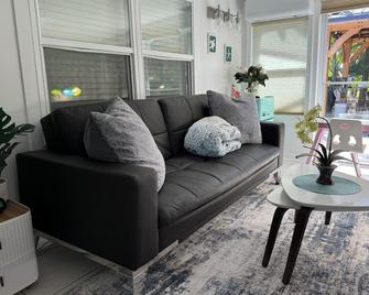 Location Siesta 1 Mile Away Home With Hot Spa - 萨拉索塔 - 客厅
