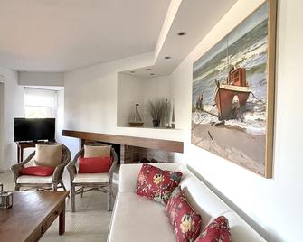 Punta Del Este Spacious Apartment In Front Of The Beach With Housekeeping - 埃斯特角城 - 客厅