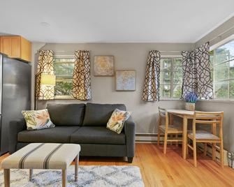 Beautiful Carriage House - Near Botanical Gardens-On site parking - 丹佛 - 客厅