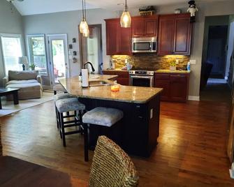 Senoia, GA 5 bed 4 Bathroom, 2 Miles From Downtown Senoia! - 森诺亚 - 厨房
