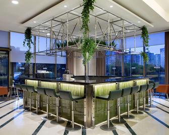 伊斯坦布尔贝利克杜祖希尔顿花园酒店 - 伊斯坦布尔 - 酒吧
