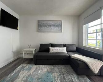 1b/1b suite w/ sleeper sofa 2 min walk 2 Beach - 劳德代尔堡 - 客厅